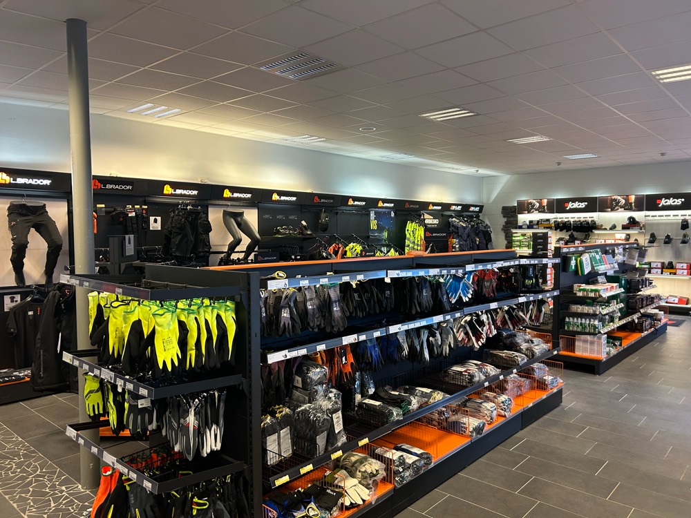 Arbetskläder och skyddshandskar i IGRAB:s butik